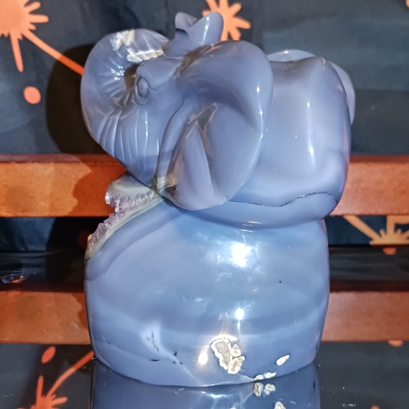 Agate Elephant With Amethyst Geode - Picture 4 of 9